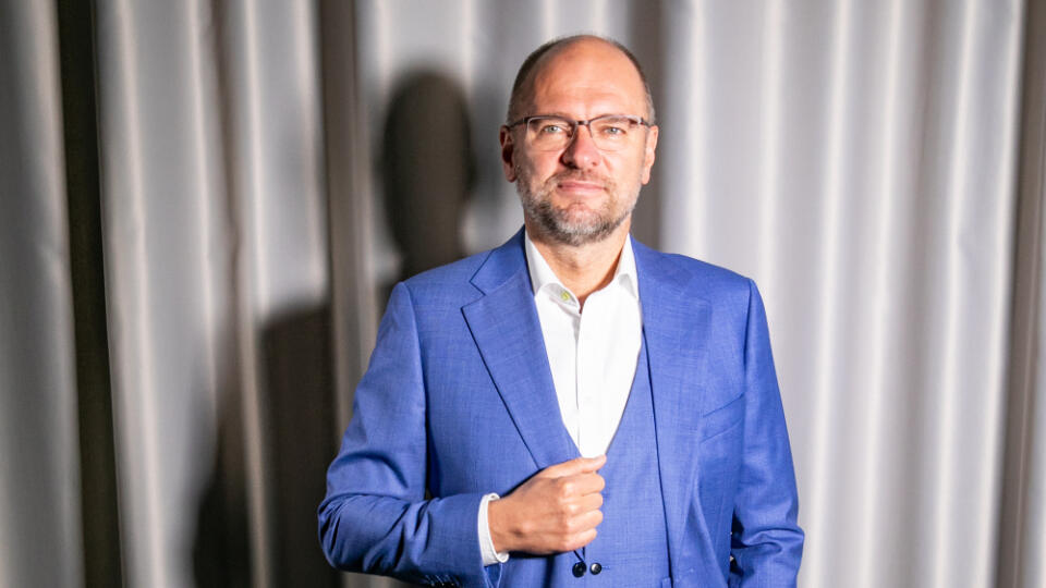Minister hospodárstva Richard Sulík sa odhodlal k netradičnému kroku a cez sociálnu sieť vyzval ľudí, aby sa zaujímali o miesta, ktoré ponúka jeho rezort.