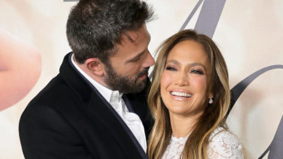 Zatiaľ čo Jennifer Lopez (52) mala na premiére filmu „Vezmi si ma!“ oči len pre svojho Bena, všetci ostatní z očarujúcej herečky nevedeli spustiť zrak. JLo si totiž pre túto príležitosť obliekla krátke čipkované biele šaty, ktorých atypická sukňa jednoznačne vyčnievala z davu.