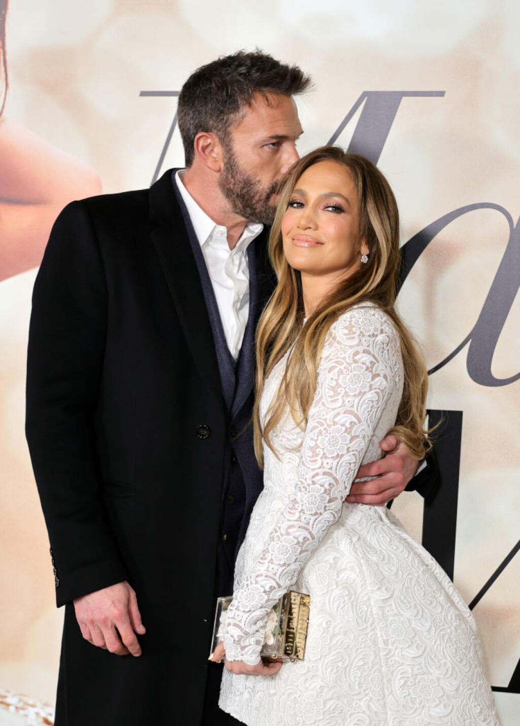 Zatiaľ čo Jennifer Lopez (52) mala na premiére filmu „Vezmi si ma!“ oči len pre svojho Bena, všetci ostatní z očarujúcej herečky nevedeli spustiť zrak. JLo si totiž pre túto príležitosť obliekla krátke čipkované biele šaty, ktorých atypická sukňa jednoznačne vyčnievala z davu.