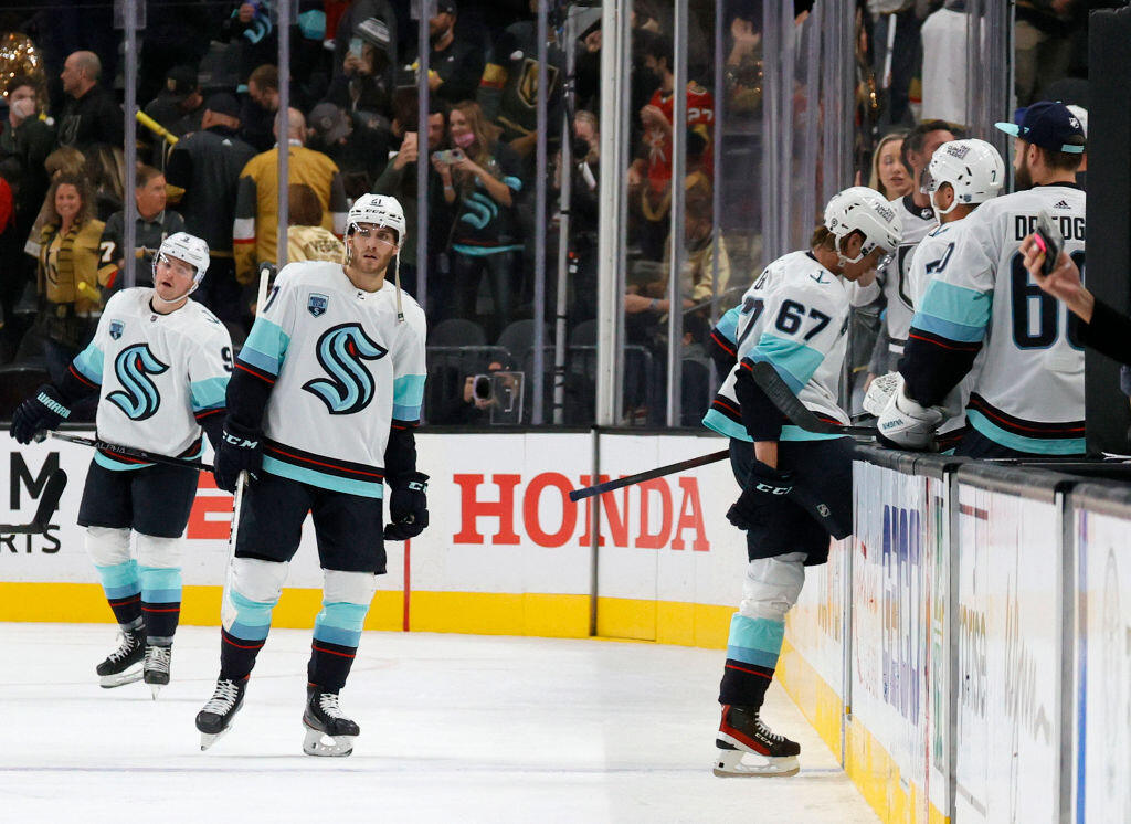 Ryan Donato, Alex Wennberg a Morgan Geekie schádzajú z ľadu po prehre Seattlu na ľade Vegas 3:4.