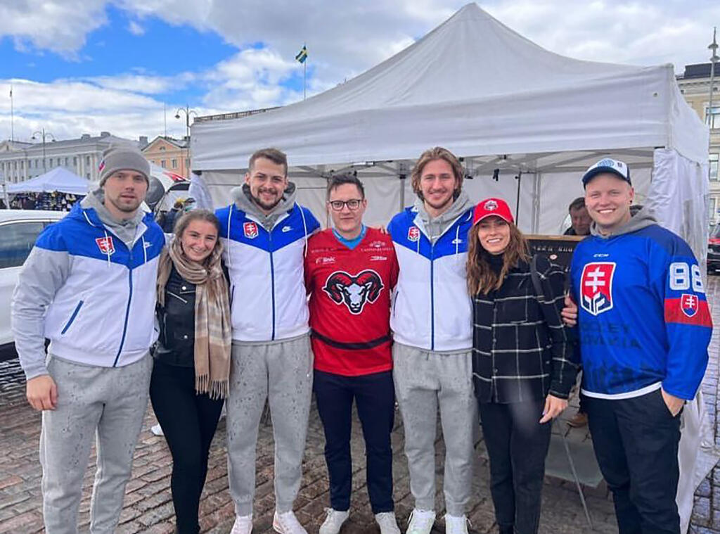 Slovenskí hokejisti sa v metropole Fínska stretli aj so svojimi fanúšikmi.
