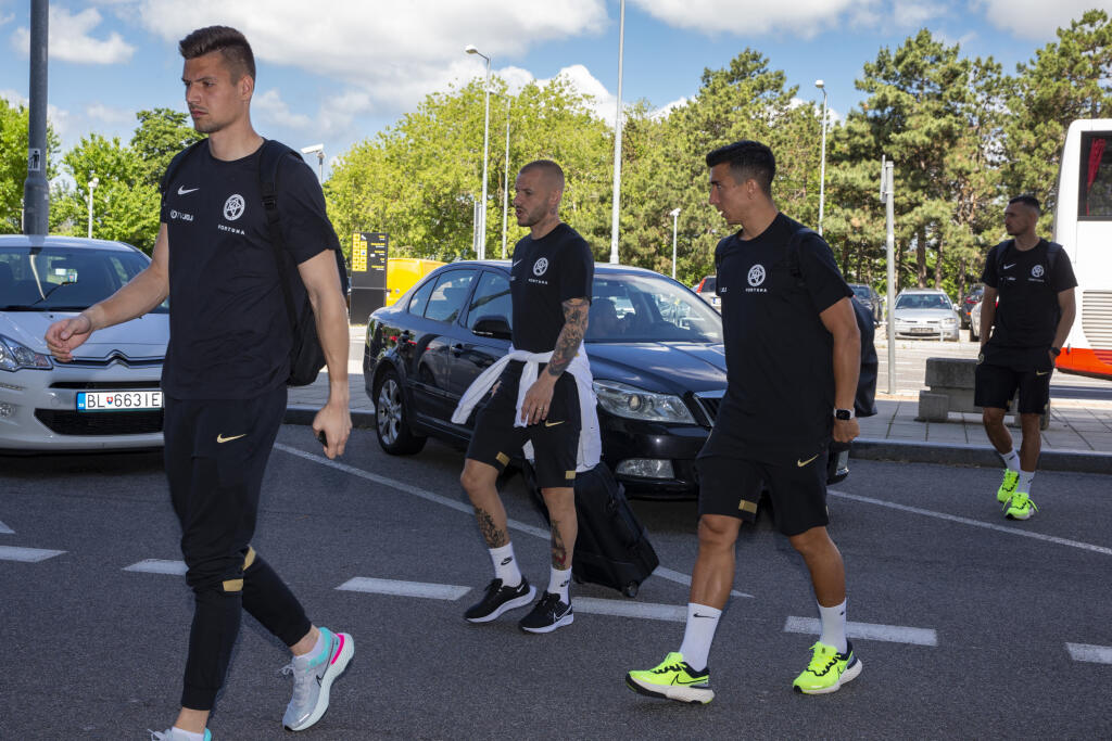 Za zmienku stojí najmä pohľad na zápästia našich futbalistov. Na letisku totiž predviedli luxusné hodinky, ktoré nosia.