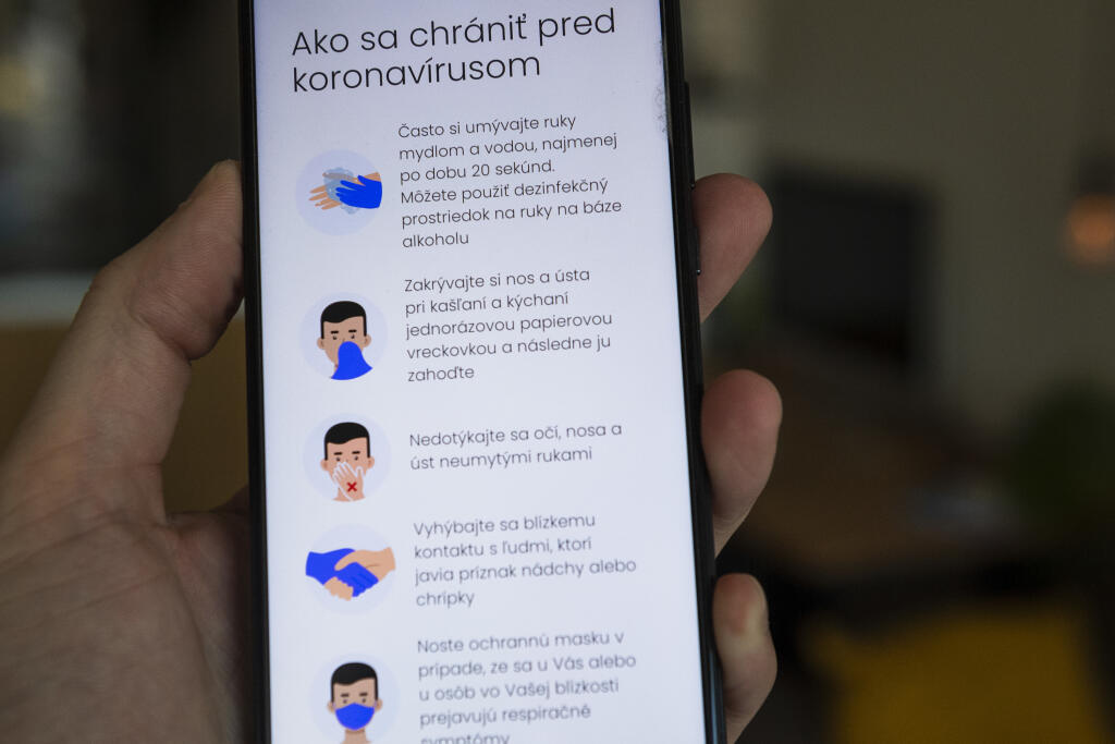 Na snímke aplikácia na mobilnom telefóne Covid19 ZostanZdravy, ktorú pripravilo Národné centrum zdravotníckych informácií (NCZI) spolu s dobrovoľníkmi a odborníkmi, cieľom aplikácie je spomaliť ďalšie šírenie koronavírusu na našom území. V Bratislave 21. apríla 2020. FOTO TASR - Jaroslav Novák