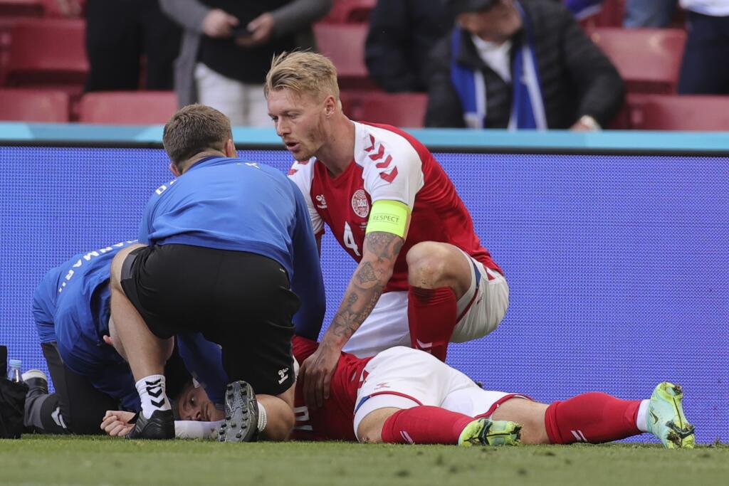 Kapitán dánskej futbalovej reprezentácie Simon Kjaer dáva prvú pomoc svojmu spoluhráčovi Christianovi Eriksenovi, ktorý skolaboval počas zápasu základnej B-skupiny Dánsko - Fínsko na európskom šampionáte v Kodani v sobotu 12. júna 2021.