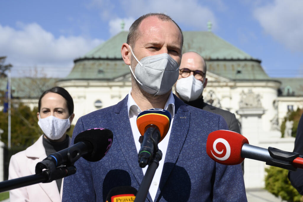 Na snímke zástupca Asociácie hotelov a reštaurácii  Slovenska Marek Harbuľák počas brífingu zástupcov gastro sektora