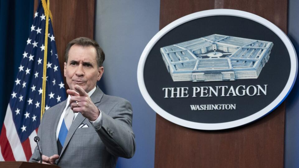 KK19 Washington - Hovorca Pentagónu John Kirby hovorí počas tlačovej konferencie vo Washingtone 29. marca 2022. Rusko presúva malý počet svojich vojenských síl pri Kyjeve, avšak nesťahuje ich a hlavné mesto Ukrajiny zostáva ohrozené. Uviedol to v utorok hovorca amerického ministerstva obrany. FOTO TASR/AP
Pentagon spokesman John Kirby speaks during a media briefing at the Pentagon, Tuesday, March 29, 2022, in Washington. (AP Photo/Alex Brandon)