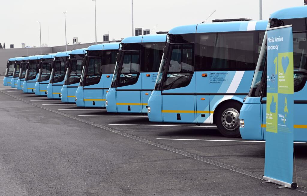Na novej autobusovej stanici v Michalovciach odovzdali v stredu 16. decembra 2020 jedenásť nových autobusov spoločnosti Arriva Michalovce. FOTO TASR - Roman Hanc