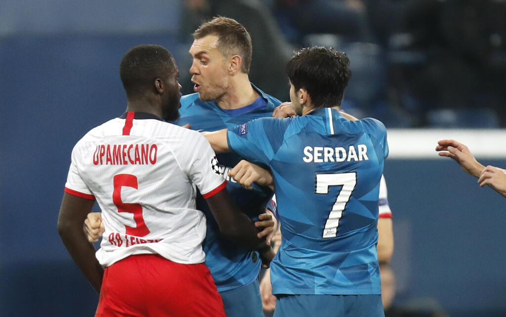 EBE 29 Petrohrad - Na snímke uprostred hráč Petrohradu Arťom Dziuba, naľavo hráč Lipska Dayot Upamecano v roztržke v zápase G-skupiny 4. kola Ligy majstrov vo futbale Zenit Petrohrad - RB Lipsko 5. novembra 2019. FOTO TASR/AP
Zenit's Artem Dzyuba, centre, scuffles with Leipzig's Dayot Upamecano, left, during the Champions League group G soccer match between Zenit St. Petersburg and RB Leipzig at the Saint Petersburg stadium in St.Petersburg, Russia, Tuesday, Nov. 5, 2019. (AP Photo/Dmitri Lovet