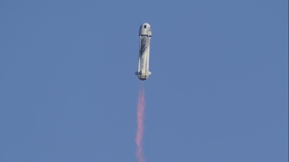 JB 23 Van Horn - Raketa New Shepard vyvinutá spoločnosťou Blue Origin miliardára Jeffa Bezosa počas štartu z kozmodrómu v meste Van Horn v americkom Texase 13. októbra 2021. Znovupoužiteľná suborbitálna raketa New Shepard vyvinutá spoločnosťou Blue Origin miliardára Jeffa Bezosa v stredu úspešne odštartovala k hranici vesmíru a po zhruba desiatich minútach sa stroj aj oddelený modul úspešne vrátili na Zem. Jedným z členov posádky bol americký herec William Shatner, ktorý hral postavu kapitána K