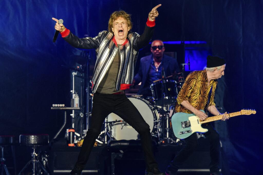 EBE 30 St. Louis - Na snímke členovia britskej rockovej skupiny Rolling Stones, zľava spevák Mick Jagger, bubeník Steve Jordan a gitarista Keith Richards počas koncertu v rámci turné No Filter Tour 2021 v americkom St. Louis v noci na 27. septembra 2021. FOTO TASR/AP
Mick Jagger, from left, Steve Jordan and Keith Richards of the Rolling Stones perform during the