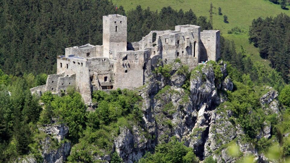 Na kresbe nájdete hrad Strečno.