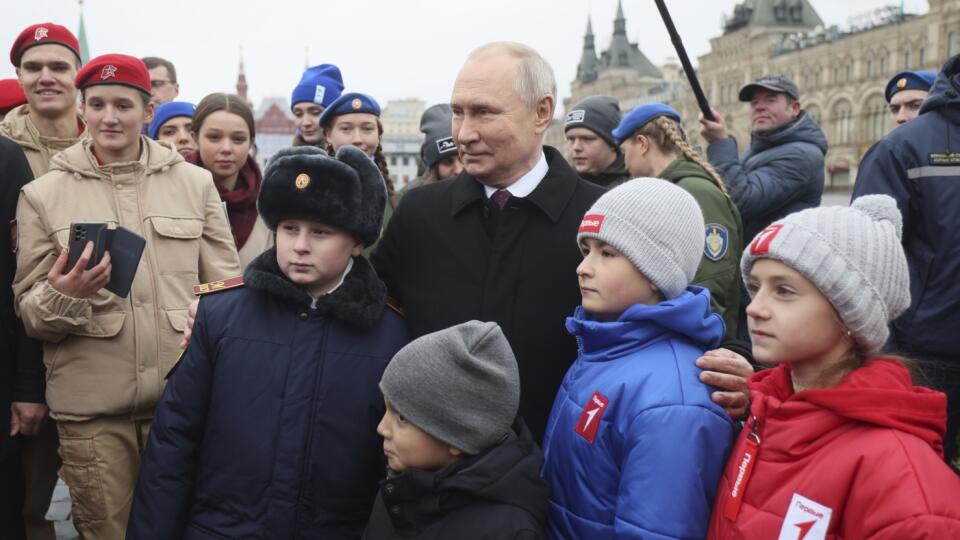 JB 42 Moskva - Ruský prezident Vladimir Putin (uprostred) pózuje s členmi Ľudového frontu a Národného hnutia kadetov mladej armády a deťmi padlých hrdinov špeciálnej vojenskej operácie na Ukrajine po tom, ako položil kyticu červených ruží k Pomníku Minina a Požarského počas Dňa národnej jednoty na Červenom námestí v Moskve 4. novembra 2023. FOTO TASR/AP
Russian President Vladimir Putin, center, poses for a photo with Members of Russia's Young Army Cadets National Movement members and children o