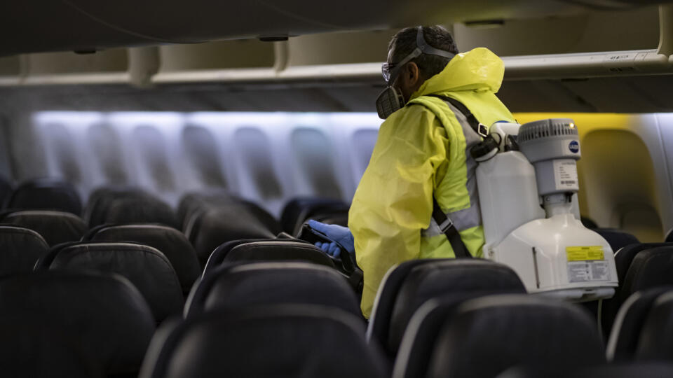 WA 17 Paríž - Zamestnanec letiska Charlesa de Gaullea rozprašuje dezinfekčný prostriedok v jednom z lietadiel spoločnosti Air France v Paríži vo štvrtok 14. mája 2020. Francúzsko začalo od pondelka s postupným uvoľňovaním prísnych opatrení v súvislosti s pandémiou koronavírusu SARS-CoV-2, ktoré boli v platnosti od polovice marca.FOTO TASR/AP
A member of Charles de Gaulle airport personnel sprays a liquid in the interior of an Air France aircraft as part of a disinfection process for airplan