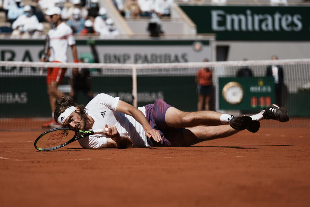 WA 63 Paríž - Grécky tenista Stefanos Tsitsipas padá na antuku počas finále mužskej dvojhry proti Srbovi Novakovi Djokovičovi na grandslamovom turnaji Roland Garros v Paríži 13. júna 2021. FOTO TASR/AP
Stefanos Tsitsipas of Greece falls on the clay as he plays Serbia's Novak Djokovic during their final match of the French Open tennis tournament at the Roland Garros stadium Sunday, June 13, 2021 in Paris. (AP Photo/Thibault Camus)
