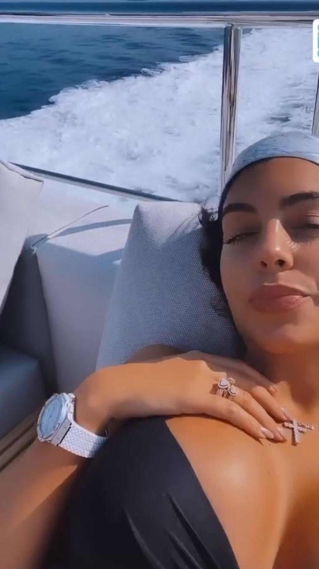 Tentoraz opäť vydráždila ich fantáziu a ukázala im, aké „balóny“ nosí v podprsenke. Georgina, ako inak, relaxovala sporo odetá na jachte a popri opaľovaní nezabudla predviesť fanúšikom svoj nadupaný dekolt.