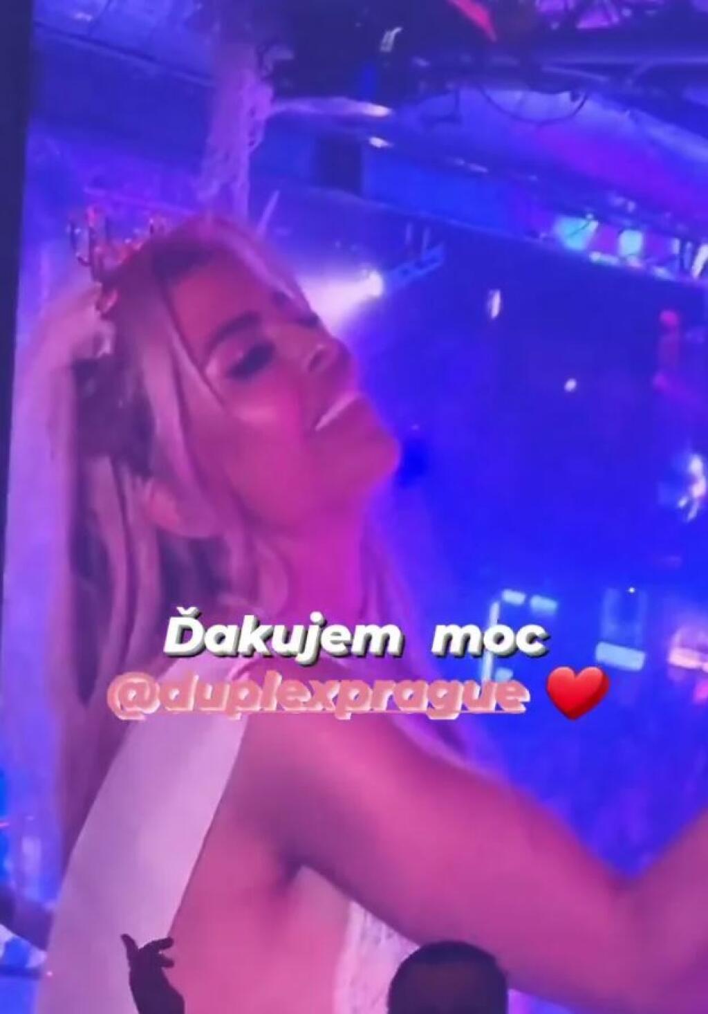Lela zažila v nočnom klube v Prahe prekvapenie - gratuláciu k narodeninám na veľkoplošnej obrazovke.