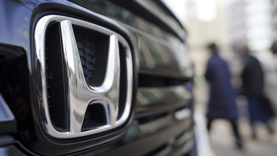 WA 23 Tokio - Zákazníci prechádzajú v predajni okolo loga japonskej automobilky Honda v utorok 8. februára 2022. Automobilka Honda oznámila za 3. štvrťrok svojho finančného roka 2021/2022 pokles zisku o 32 %. Prispeli k tomu rastúce náklady na vstupné materiály a nedostatok čipov. FOTO TASR/AP
People walk near the logo of Honda Motor Company at a showroom Tuesday, Feb. 8, 2022, in Tokyo. Honda has reported its profit dropped 32% in the last quarter as rising material costs and a shortage of co