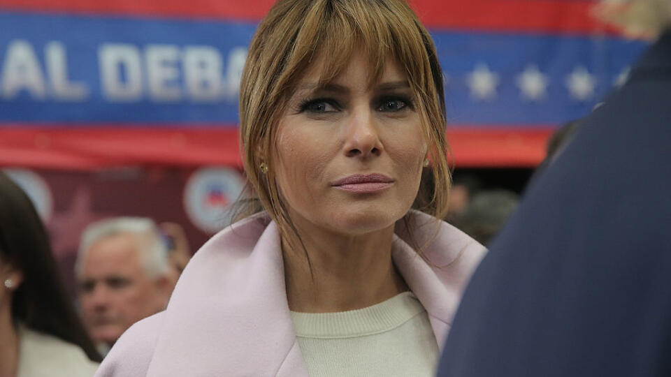 Melania strká hlavu do piesku a tvrdí, že o ničom nevie.