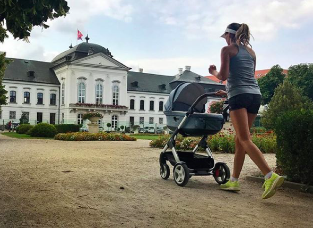 Slovenská kajakárka Jana Dukátová dopriala svojej dcérke Lívii naozaj parádny kočiar. Je od značky Stokke Xplory a jeho hodnota je medzi 200-300 eur.