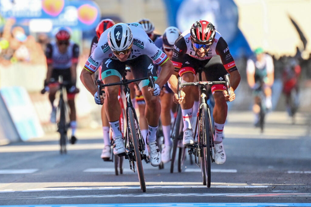 EBE 209 Foligno - Na snímke vľavo slovenský cyklista Peter Sagan víťazí v 10. etape 104. ročníka pretekov Giro d'Italia v pondelok 17. mája 2021. Jazdec z tímu Bora-Hansgrohe mal najsilnejšie nohy v záverečnom špurte 139 km dlhej trasy z L’Aquily do Foligna a pripísal si druhý triumf na podujatí. Vlani vyhral taktiež v desiatej etape. FOTO TASR/AP
Peter Sagan celebrates as he crosses the finish line to win the tenth stage of the Giro d'Italia cycling race, from L'Aquila to Foligno, Italy, Monda