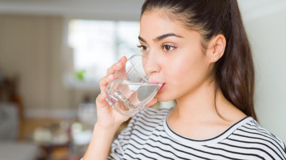 Beautiful,Young,Woman,Drinking,A,Fresh,Glass,Of,Water,At