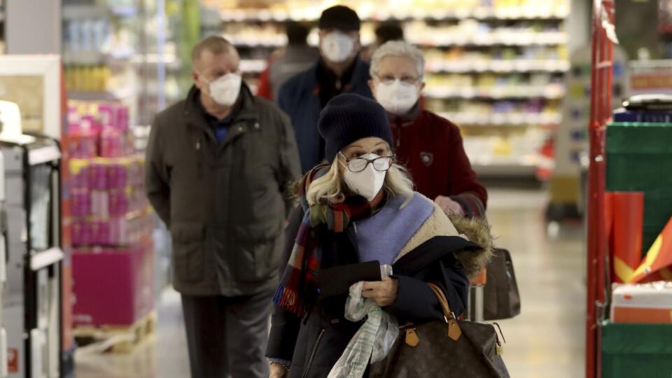 Zákazníci sa chránia respirátorom  FFP2 počas nákupu v supermarkete vo Viedni.