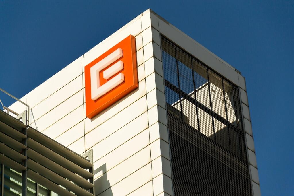 Sídlo s logom energetického gigantu ČEZ v Prahe
