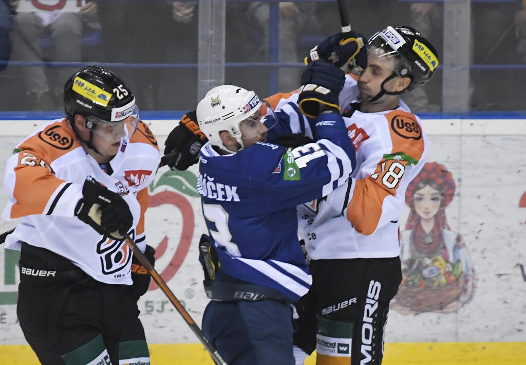 Na snímke vpravo Radek Deyl (Košice), uprostred Lukáš Hamráček (Spišská Nová Ves) v zápase 21. kola hokejovej Tipos extraligy HC Košice - HK GROTTO Spišská Nová Ves 27. novembra 2022 v Košiciach.