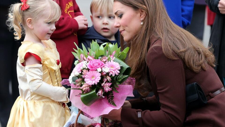 Malá princezná dala vojvodkyni kvety. Kate tiež