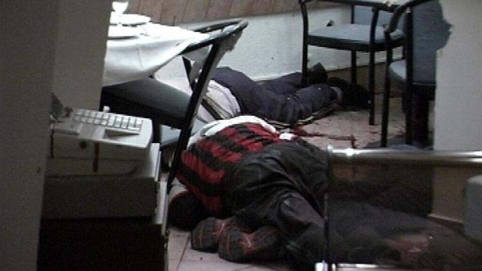 Masaker vo Fontáne:
Deviati pápayovci zomreli na
mieste, desiaty v nemocnici.