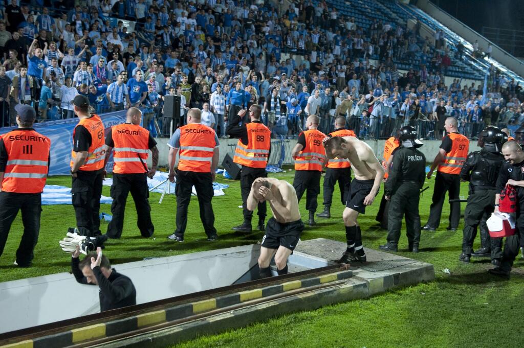 Po derby v roku 2009 si hráči Trnavy museli pri schádzaní z ihriska kryť hlavy. Po víťazstve 2:1 na Tehelnom poli ich fanúšikovia domáceho klubu ohadzovali kameňmi.