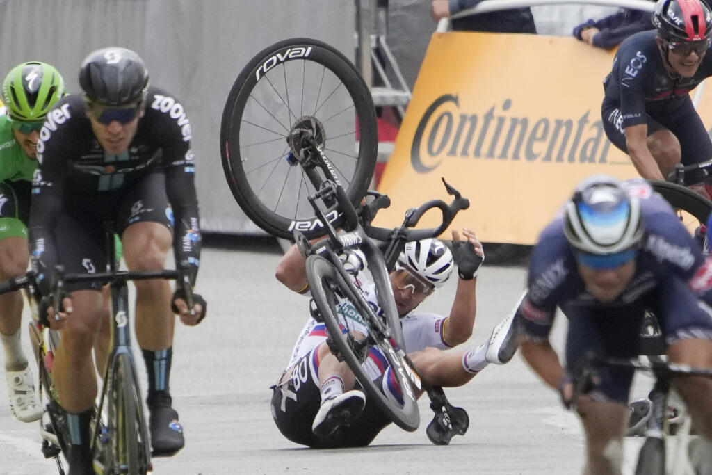 Peter Sagan spadol pred cieľom 3. etapy Tour de France.