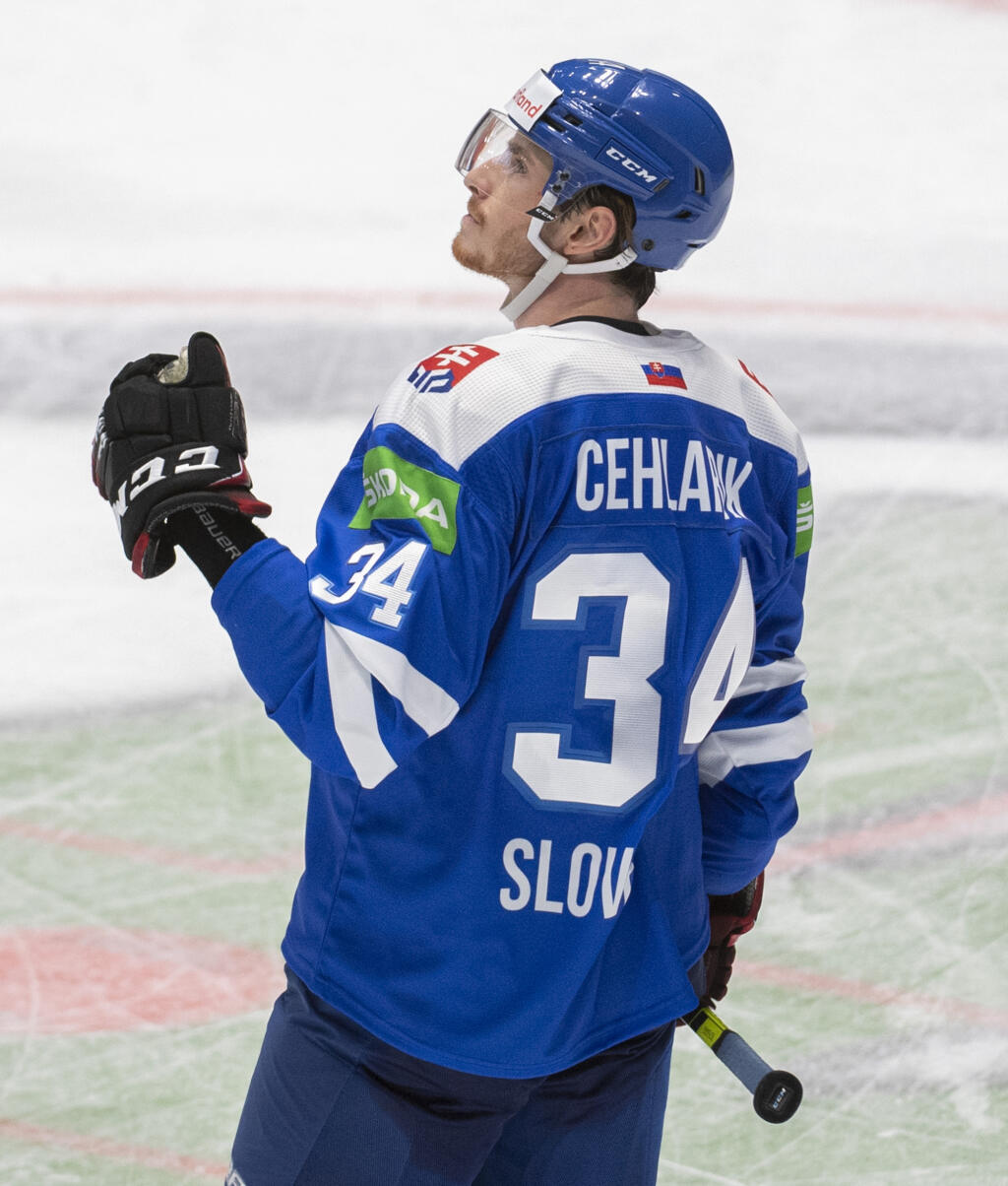 Slovenský hokejista Peter Cehlárik sa teší po strelení úvodného gólu v poslednom zápase D-skupiny Slovensko - Bielorusko na kvalifikačnom turnaji o postup na ZOH2022 v Pekingu v Bratislave v nedeľu 29. augusta 2021. FOTO TASR - Martin Baumann