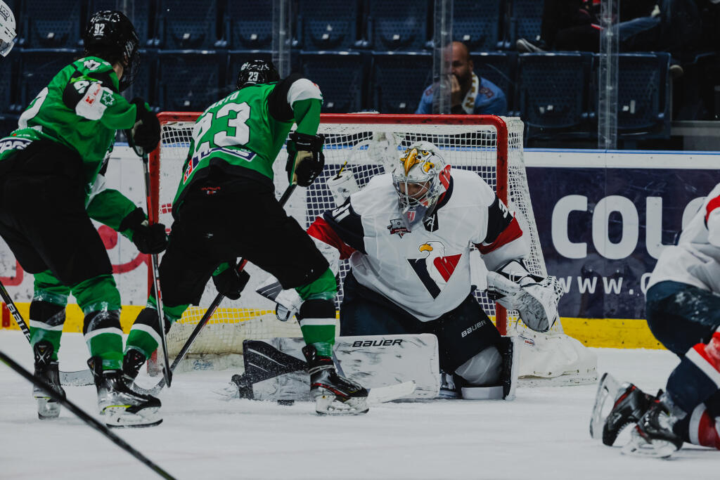 Na snímke Samuel Hlavaj (Slovan) počas zápasu 11.kola základnej časti hokejovej Tipos Extraligy medzi HC Slovan Bratislava a HC Nové Zámky.