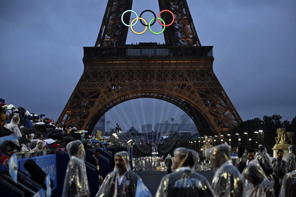 KK66 Paríž - Na snímke Eiffelova veža a vysvietené olympijské kruhy počas otváracieho ceremoniálu XXXIII. letných olympijských hier v Paríži 26. júla 2024. FOTO TASR/AP
The Eiffel Tower and Olympic Rings are illuminated at the Trocadero during the opening ceremony for the 2024 Summer Olympics in Paris, France, Friday, July 26, 2024. (Loic Venance/Pool Photo via AP)