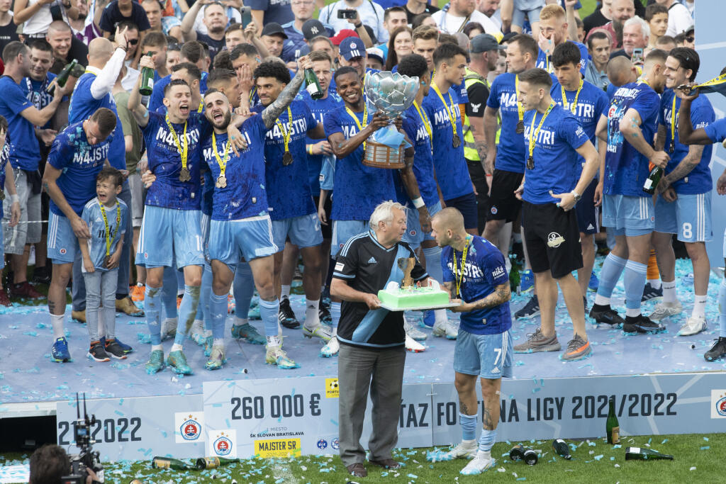 Na snímke futbalisti Slovana Bratislava , ktorý oslavujú zisk 4. titulu Fortuna ligy za sebou.