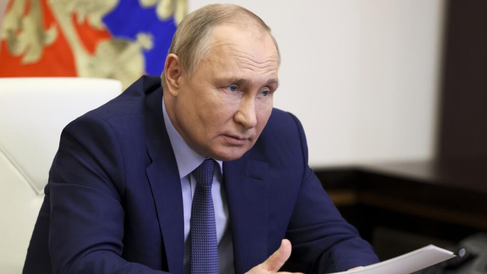 EBE 31 Moskva - Na snímke ruský prezident Vladimir Putin počas videokonferencie o ekonomických otázkach v rezidencii Novo-Ogaryovo neďaleko Moskvy 7. júna 2022. FOTO TASR/AP
Russian President Vladimir Putin attends a meeting on economic issues via videoconference at the Novo-Ogaryovo residence outside Moscow, Russia, Tuesday, June 7, 2022. (Mikhail Metzel, Sputnik, Kremlin Pool Photo via AP)
