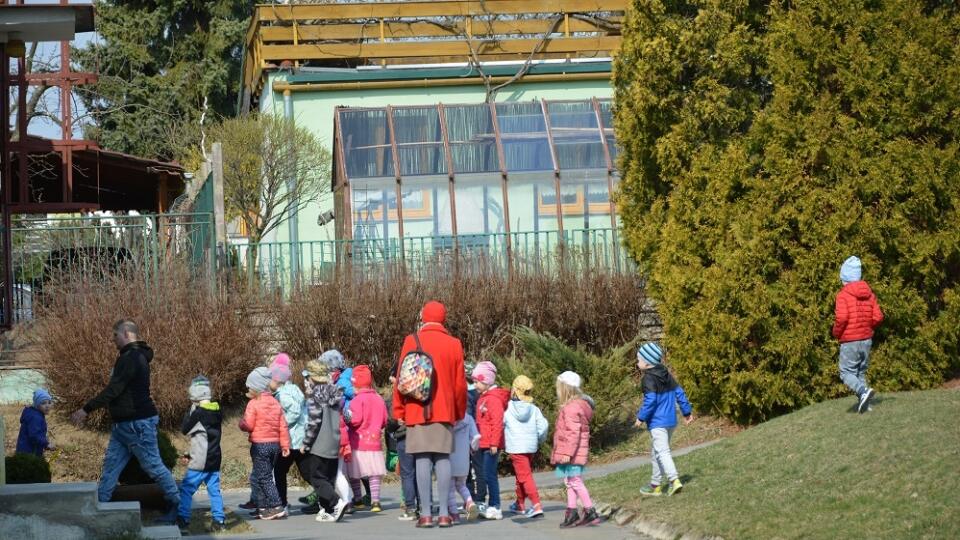 Rodičia detí neveria úradníkom, ktorí tvrdia, že za všetkým je ekonomika.