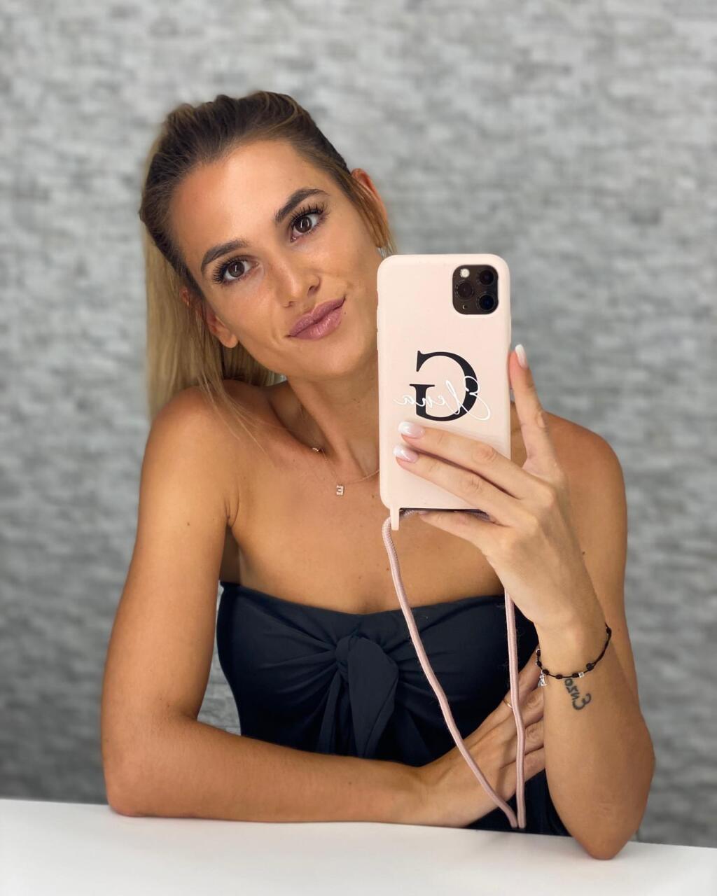Elena Galera – Španielska modelka sa zamilovala do stredopoliara Sergia Busquetsa už pred niekoľkými rokmi. S hráčom Barcelony našla veľa spoločného, ale ich najväčšou vášňou je cestovanie a starostlivosť o ich dve deti.