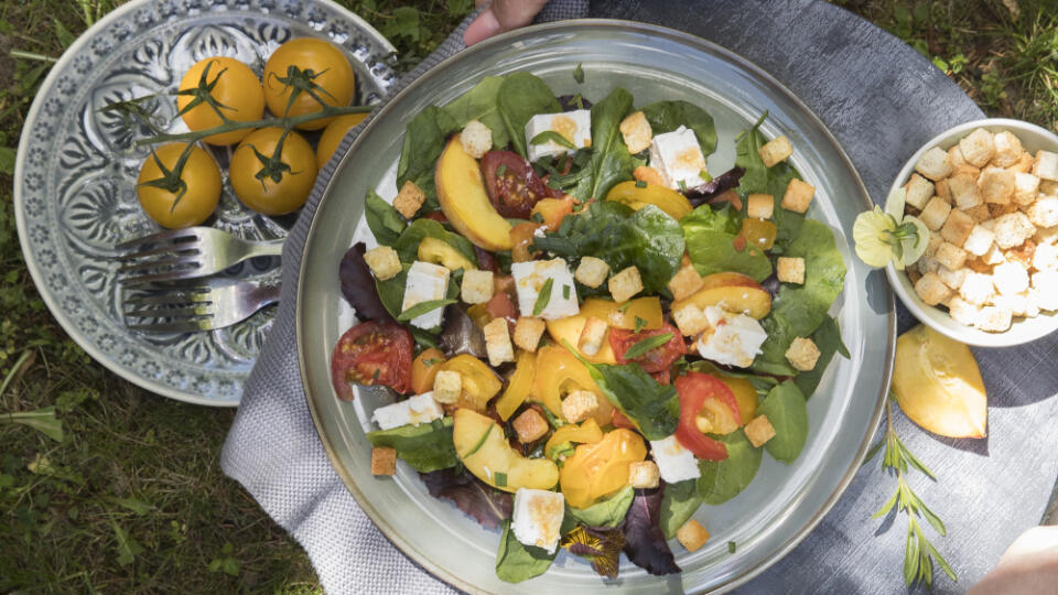 panzanella s grilovanými broskyňami a paradajkami