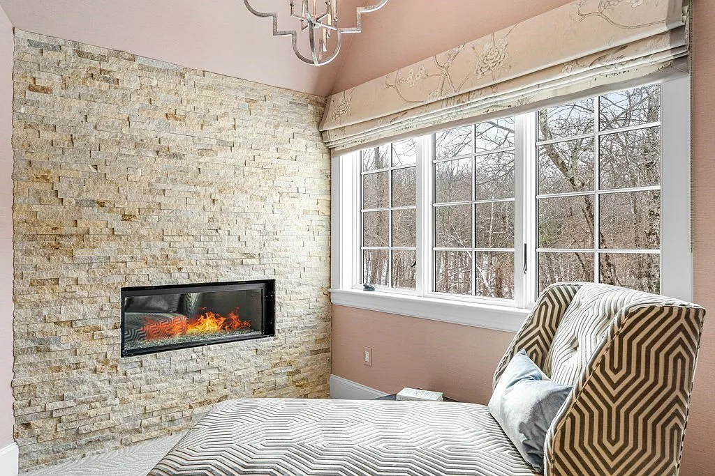 Podľa webu truepeoplesearch.com Zdeno aj jeho manželka bývajú v meste Weston západne od Bostonu. Luxusná vila vo vychytenej štvrti podľa realitného portálu zillow.com má hodnotu 4 milióny dolárov.