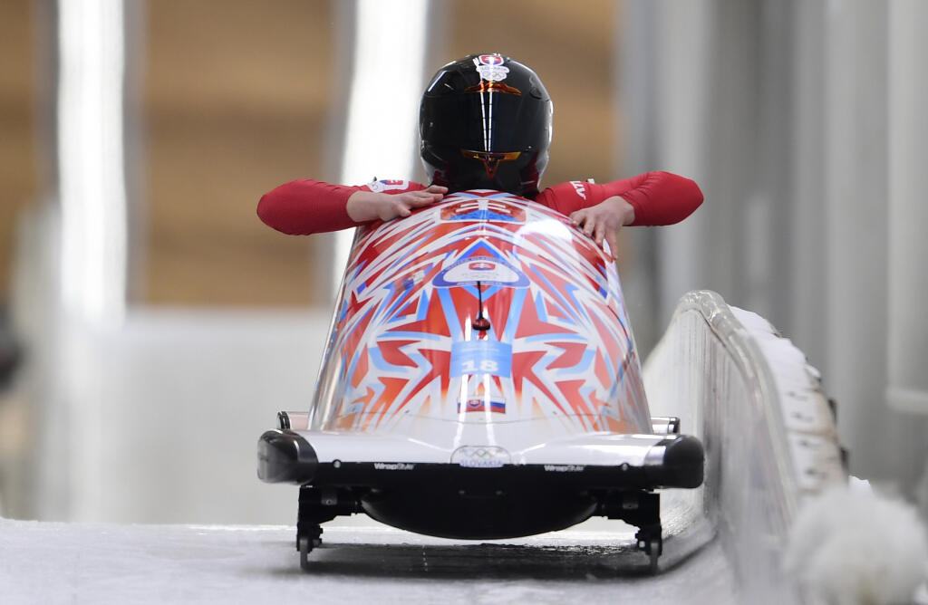 Na snímke slovenská bobistka Viktória Čerňanská počas tretej jazdy v novej olympijskej disciplíne monoboby žien v Jen-čchingu počas ZOH 2022 v Pekingu v pondelok 14. februára 2022.