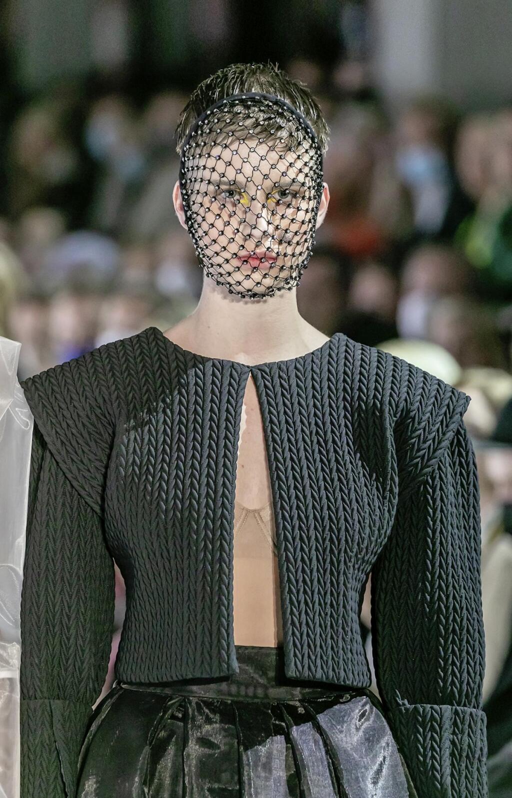 POMÝLILI SI JU
Podaktorí začali výskať
predčasne, keď na mólo
vystúpila iná krátkovlasá
modelka. Čaputovej dcéra,
na snímke, išla na záver.