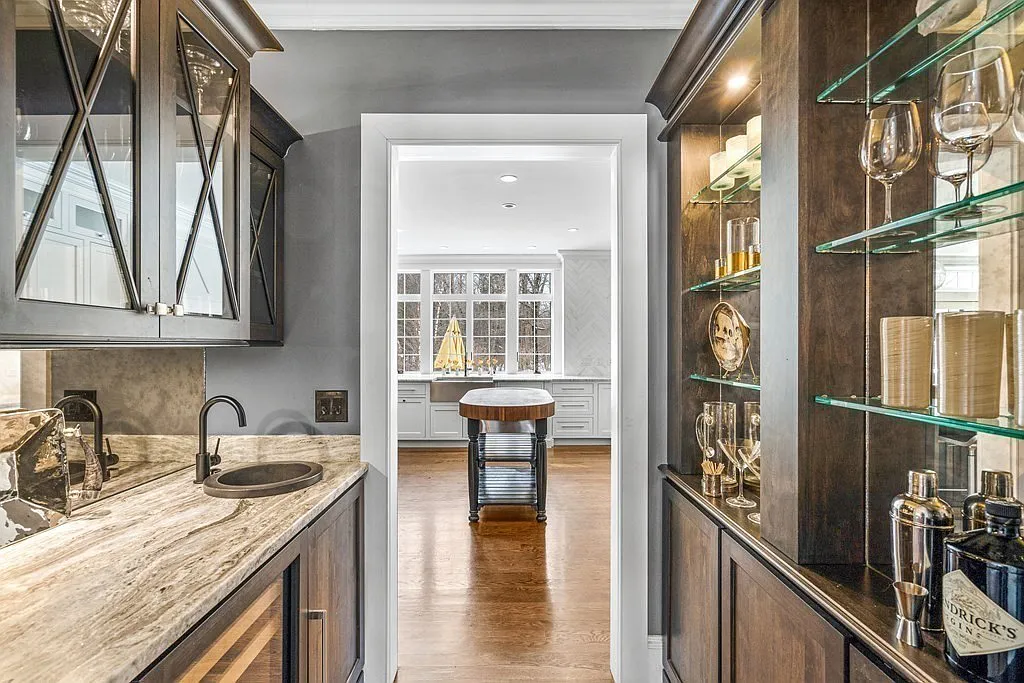 Podľa webu truepeoplesearch.com Zdeno aj jeho manželka bývajú v meste Weston západne od Bostonu. Luxusná vila vo vychytenej štvrti podľa realitného portálu zillow.com má hodnotu 4 milióny dolárov.