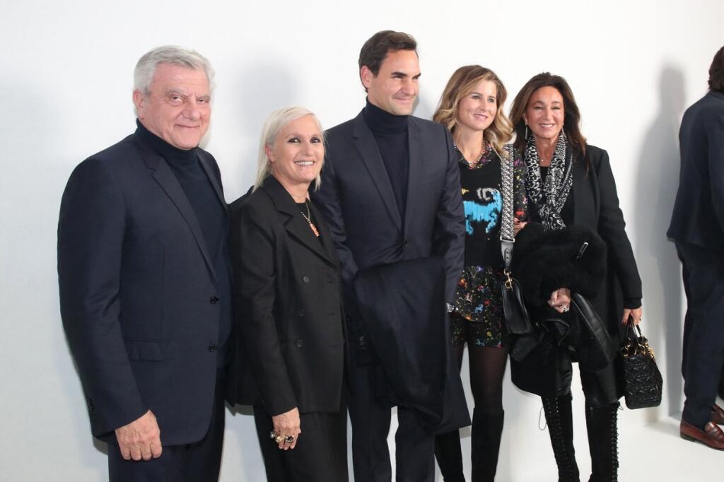 Federerovci si užívali spoločnosť. Zapózovali si aj s generálnym riaditeľom LMVH Fashion Group Sidneym Toledanom, kreatívnou riaditeľkou Dior Mariou Graziou Chiuri a manželkou Toledana Katiou (vpravo).