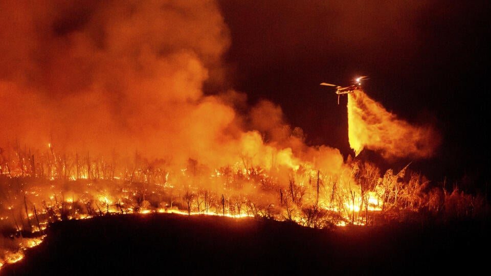 KK6 Oroville - Vrtuľník zhadzuje vodu počas hasenia lesného požiaru nad jazerom Oroville v kalifornskom Oroville 2. júla 2024. FOTO TASR/AP
A helicopter drops water on the Thompson Fire as it burns above Lake Oroville in Oroville, Calif., Tuesday, July 2, 2024.  (AP Photo/Noah Berger)