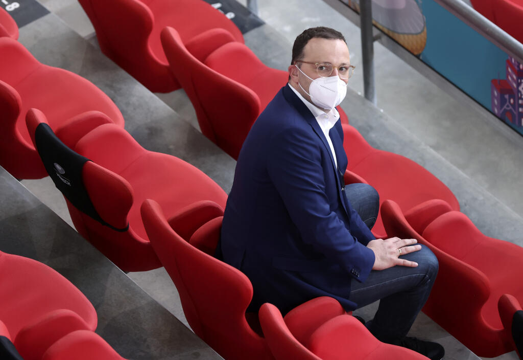KK52 Mníchov - Nemecký minister zdravotníctva Jens Spahn pred zápasom základnej F-skupiny Francúzsko - Nemecko na ME vo futbale 15. júna 2021 v Mníchove. FOTO TASR/AP
German Health Minister Jens Spahn wears a mask as he arrives for the Euro 2020 soccer championship group F match between France and Germany at the Allianz Arena stadium in Munich, Tuesday, June 15, 2021. (AP Photo/Alexander Hassenstein, Pool)