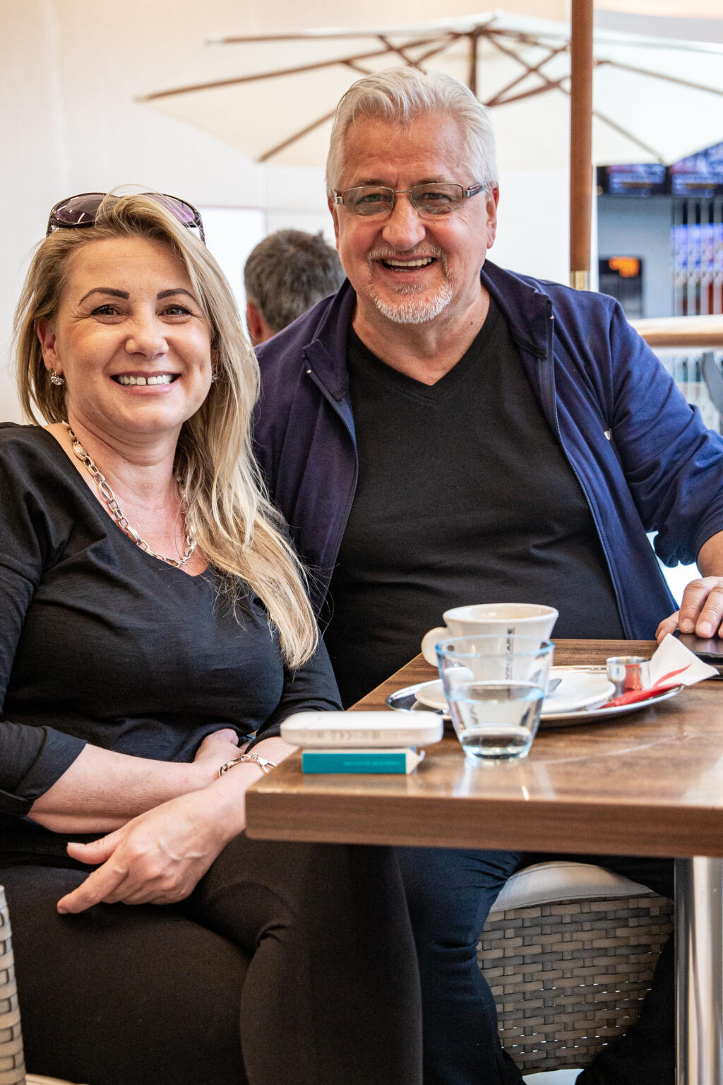 Na snímke je Vincent Lukáč slovenská hokejová legenda so svojou priateľkou Natáliou počas rozhovoru v Bratislave.