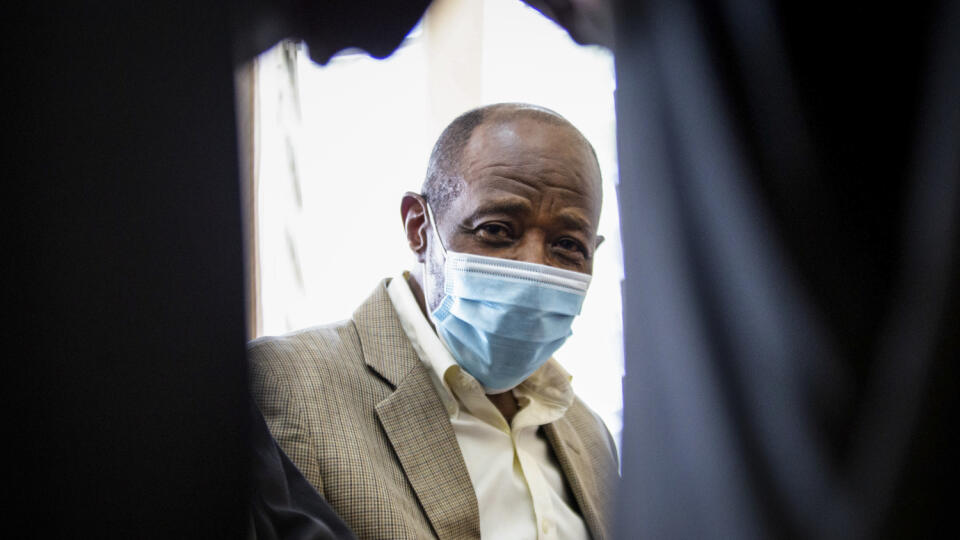 WA 38 Kigali - Kritik rwandskej vlády Paul Rusesabagina, sa postavil pred súd v rwandskom hlavnom meste Kigali, kde čelí obvineniam z účasti na vražde a z vytvorenia ozbrojenej povstaleckej skupiny v pondelok 14. septembra 2020. Rusesabagina v pondelok stál pred súdom po prvý raz od svojho zatknutia na konci augusta tohto roka. Žiadal o prepustenie na kauciu, aby mohol vyhľadať lekársku pomoc. FOTO TASR/AP 


Paul Rusesabagina, who inspired the film "Hotel Rwanda" for saving people from genocide