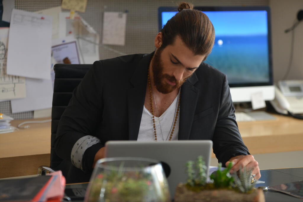 Can Yaman zo seriálu S hlavou v oblakoch
